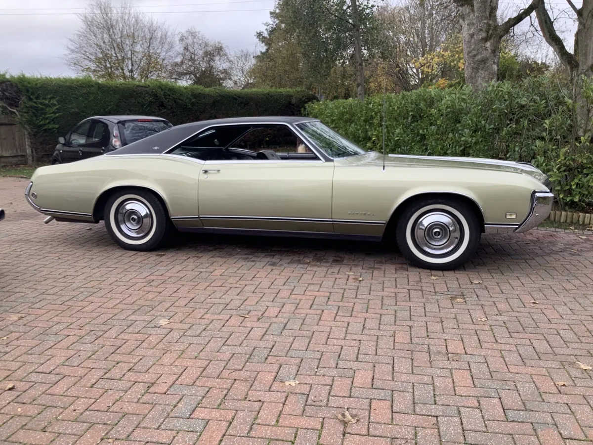 Buick-Riviera-1968-Gold-Black-9