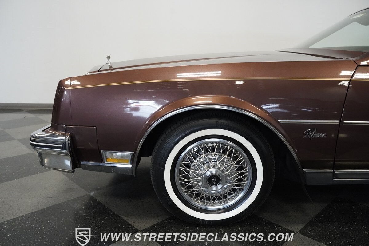 Buick-Riviera-1983-Hardtop-16