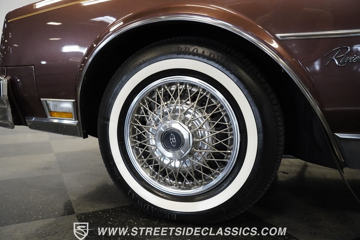 Buick-Riviera-1983-Hardtop-17