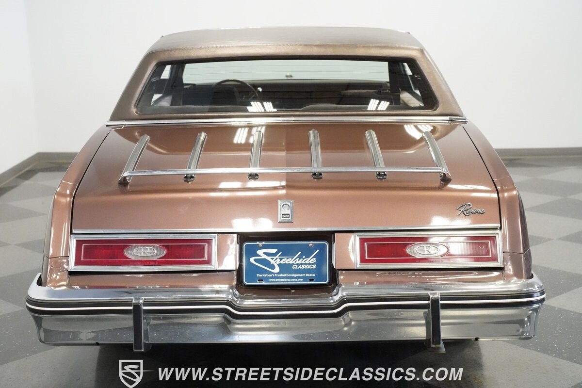 Buick-Riviera-1983-Hardtop-22