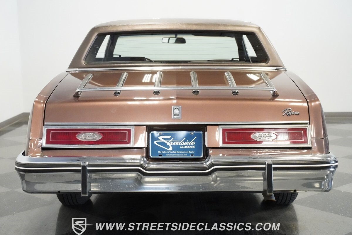 Buick-Riviera-1983-Hardtop-23