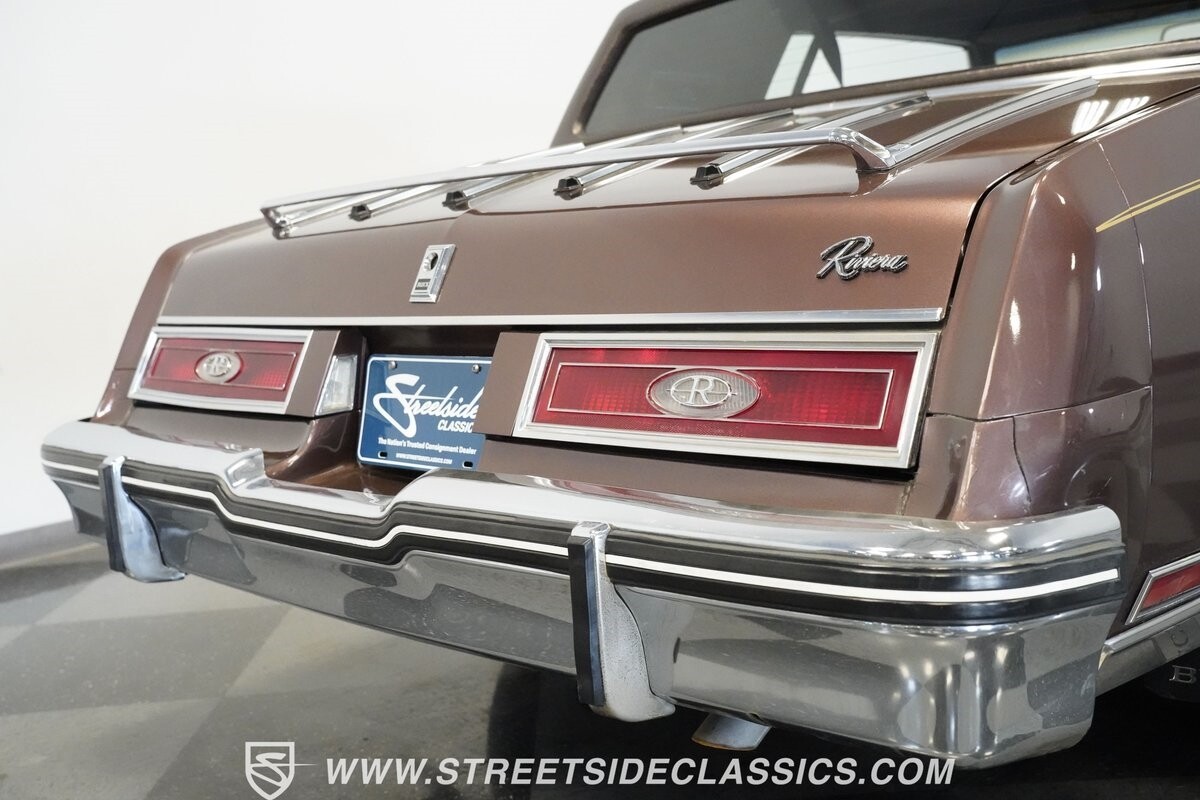 Buick-Riviera-1983-Hardtop-24