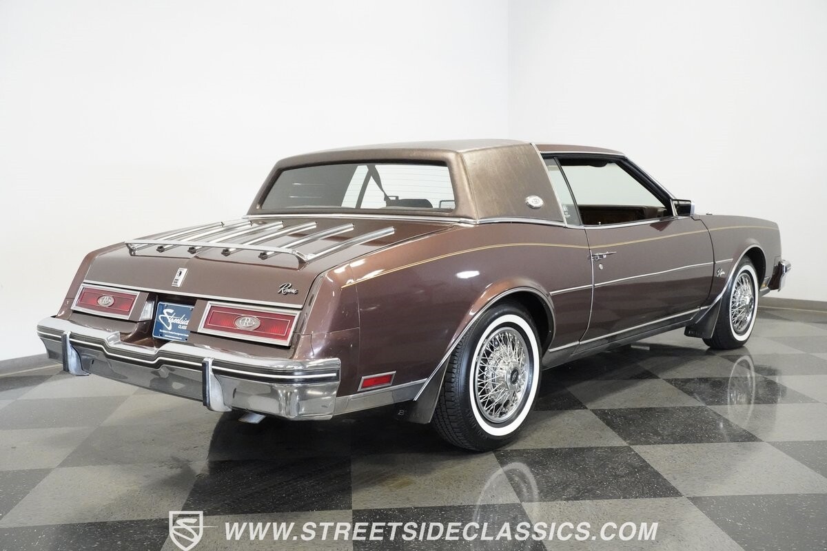 Buick-Riviera-1983-Hardtop-25