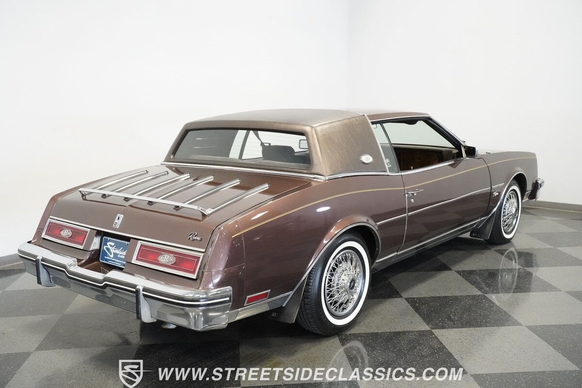 Buick-Riviera-1983-Hardtop-26