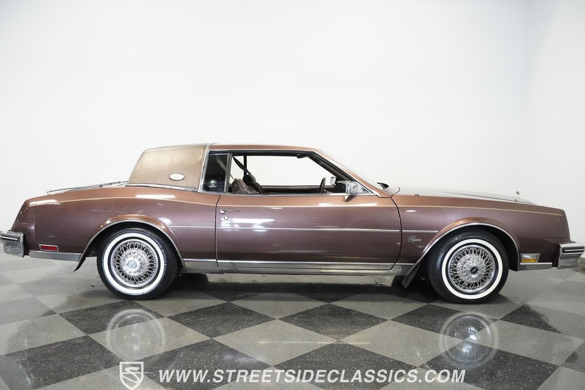 Buick-Riviera-1983-Hardtop-27