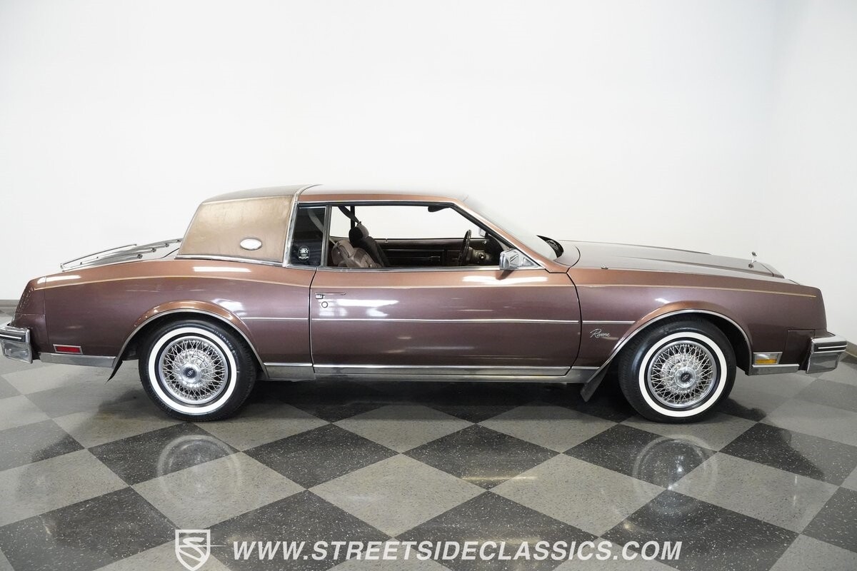 Buick-Riviera-1983-Hardtop-28