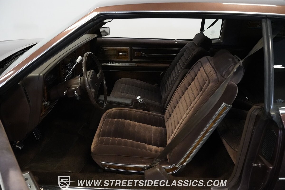 Buick-Riviera-1983-Hardtop-3