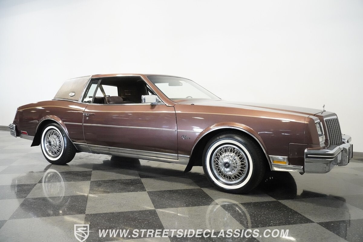 Buick-Riviera-1983-Hardtop-30