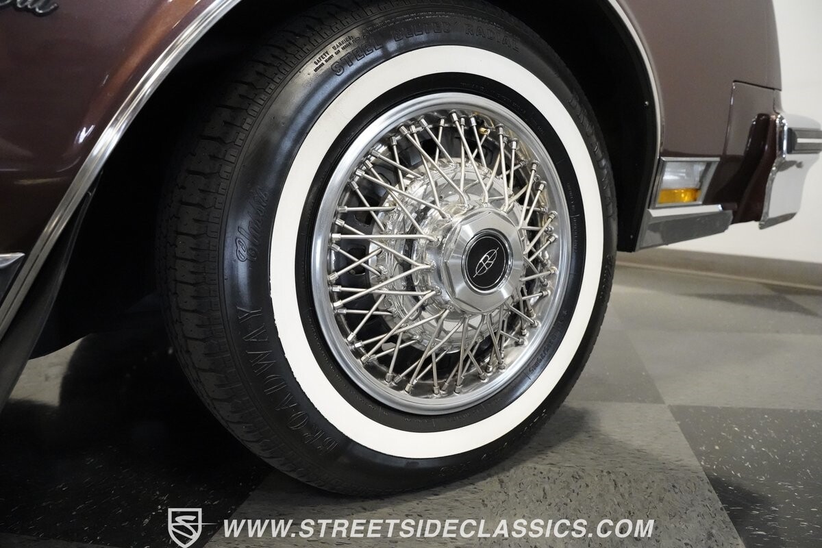 Buick-Riviera-1983-Hardtop-31