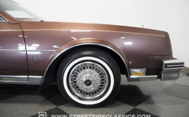 Buick-Riviera-1983-Hardtop-32