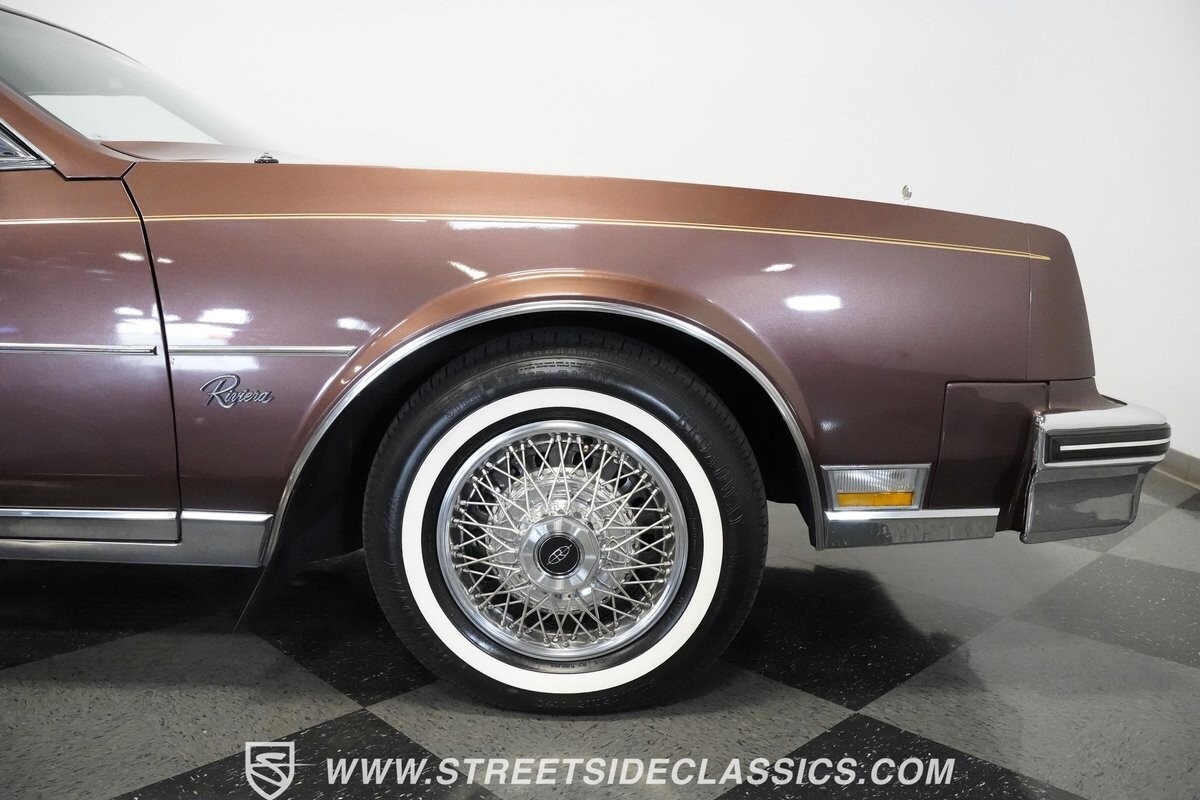 Buick-Riviera-1983-Hardtop-32