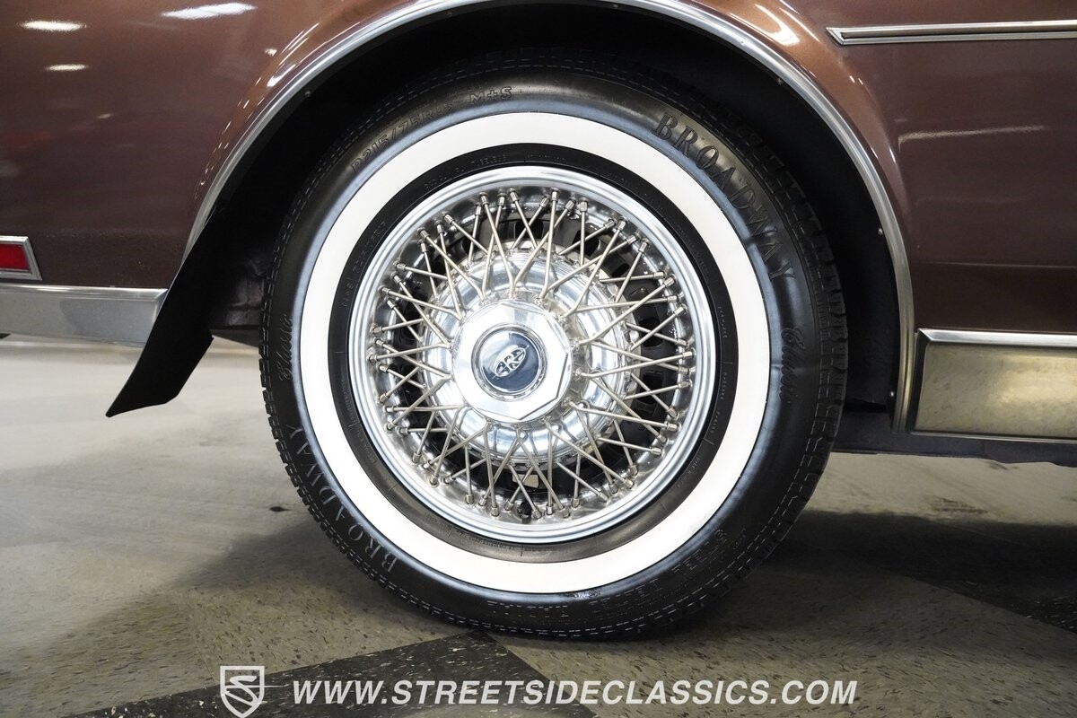 Buick-Riviera-1983-Hardtop-35