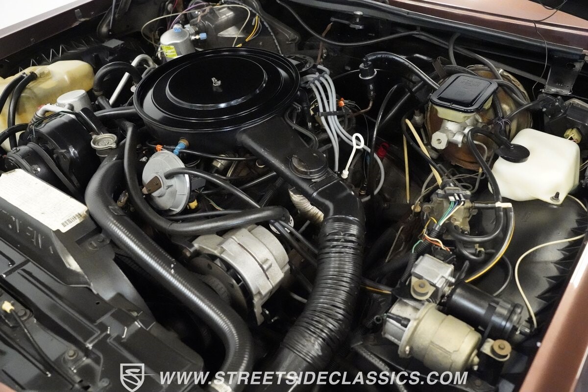 Buick-Riviera-1983-Hardtop-37