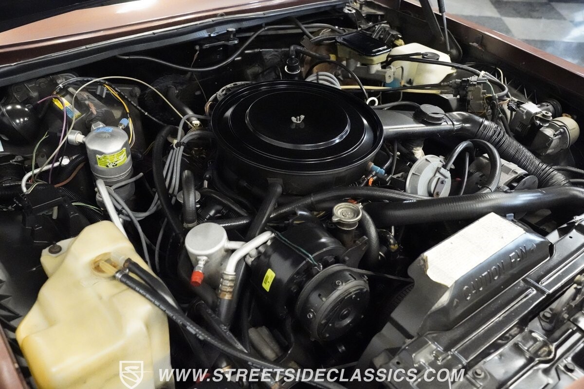 Buick-Riviera-1983-Hardtop-38