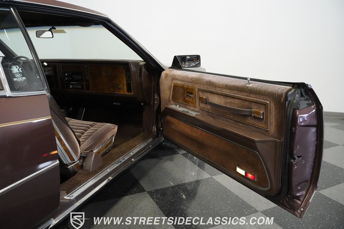 Buick-Riviera-1983-Hardtop-39