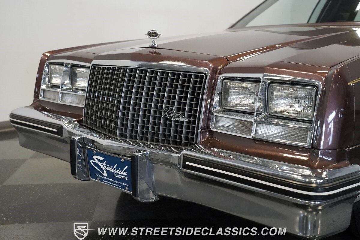 Buick-Riviera-1983-Hardtop-8