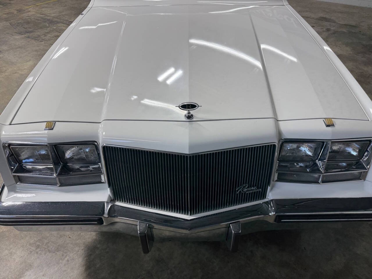 Buick-Riviera-1985-COUPE-13