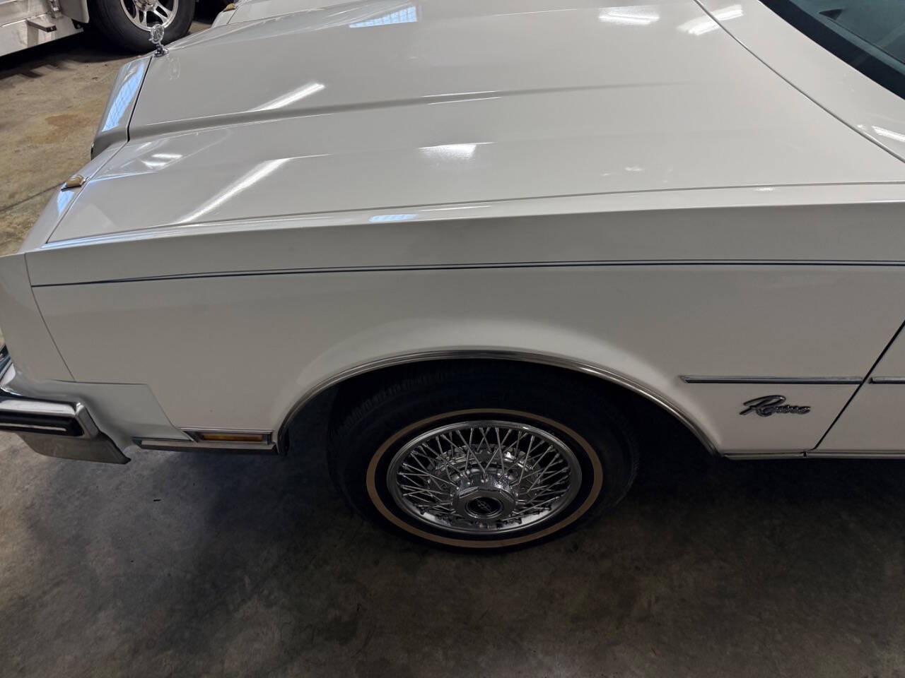 Buick-Riviera-1985-COUPE-17