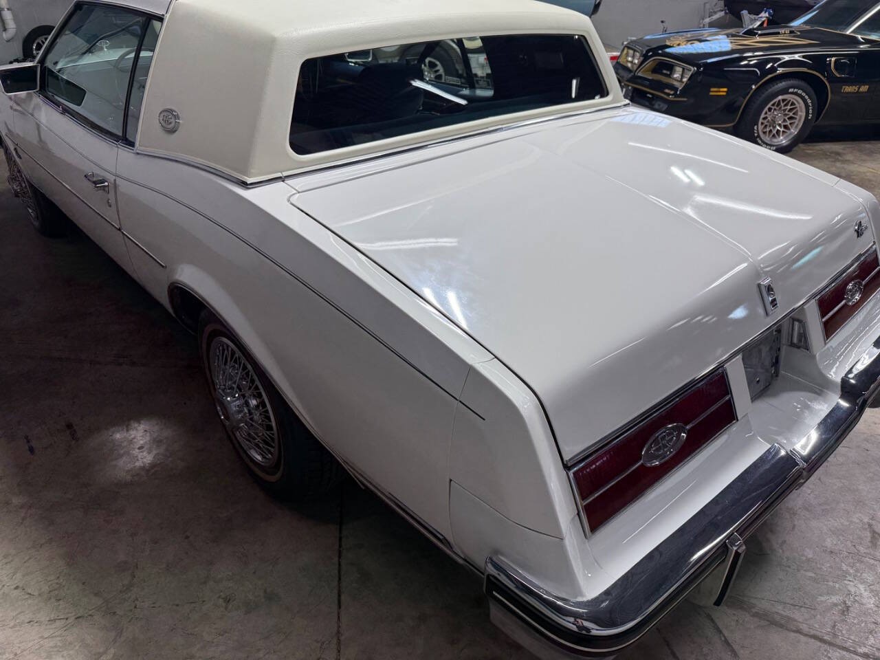 Buick-Riviera-1985-COUPE-20