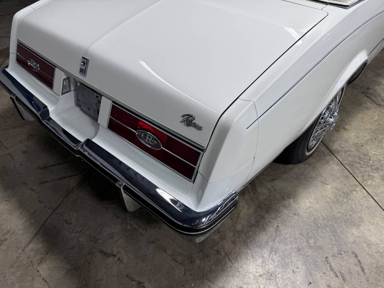 Buick-Riviera-1985-COUPE-24