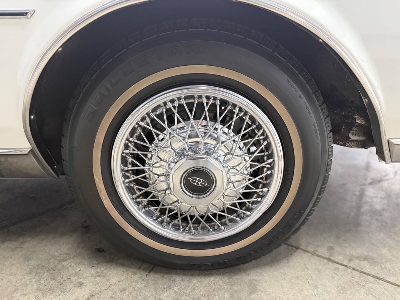 Buick-Riviera-1985-COUPE-30