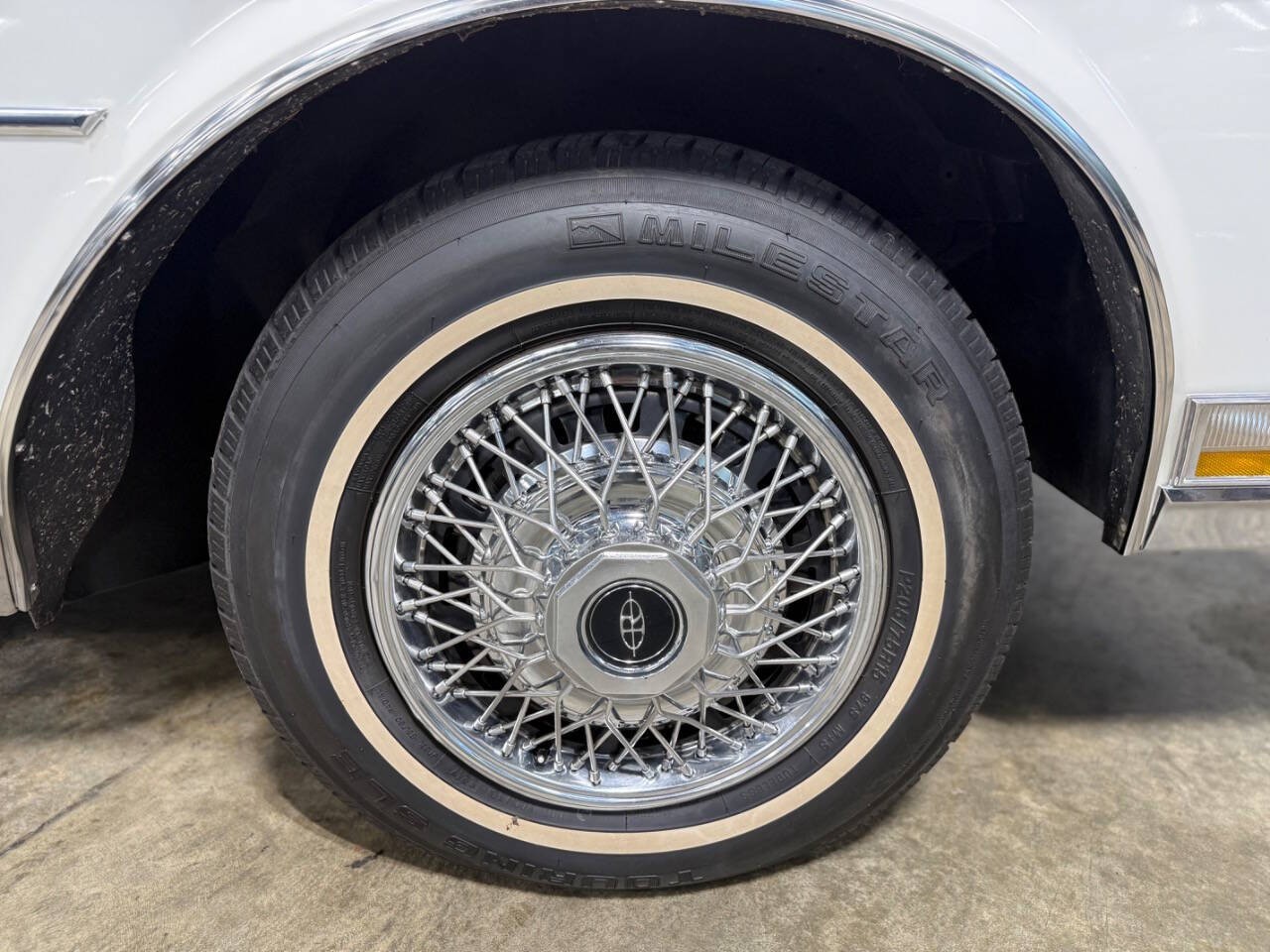 Buick-Riviera-1985-COUPE-32