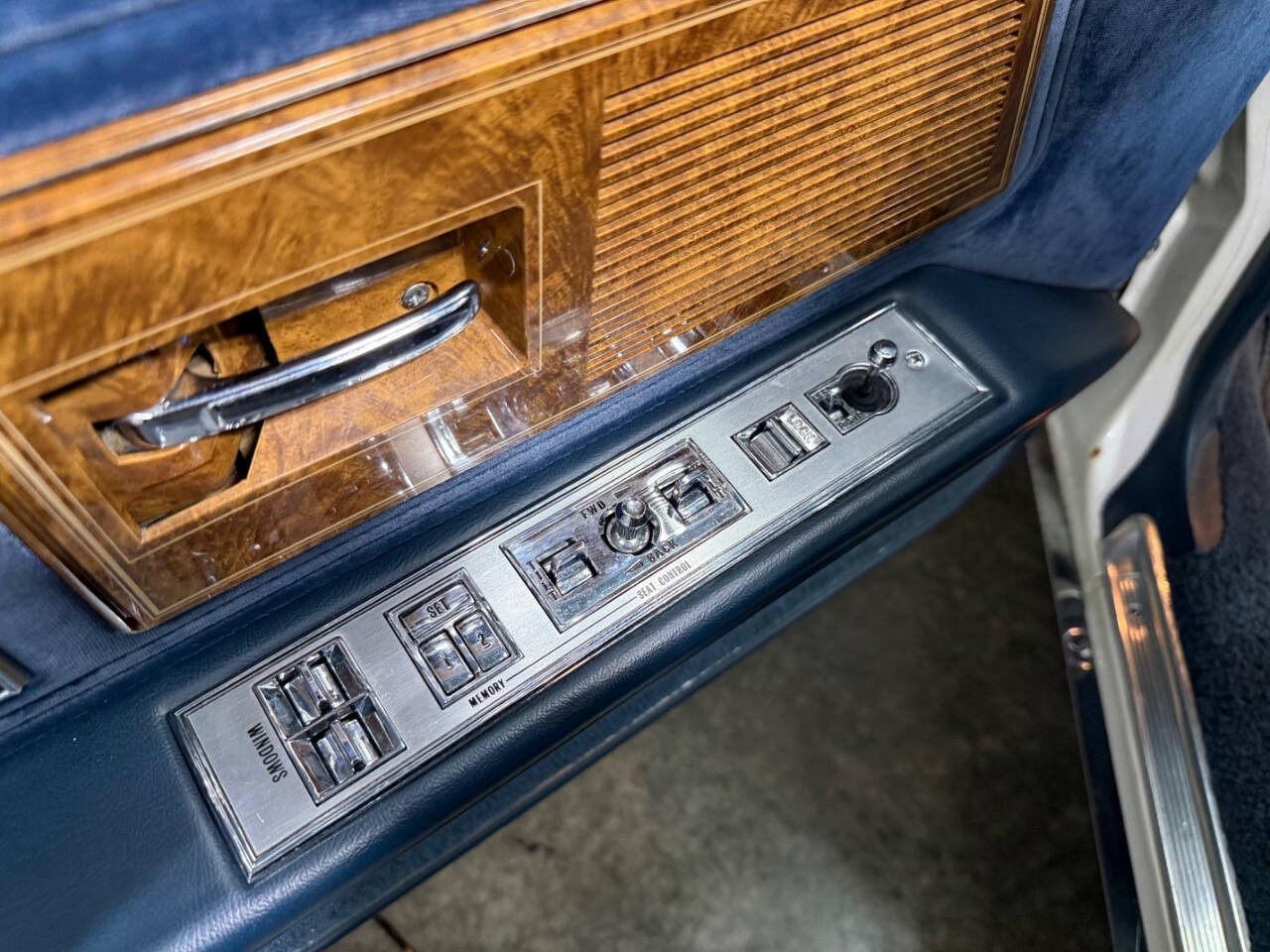 Buick-Riviera-1985-COUPE-38