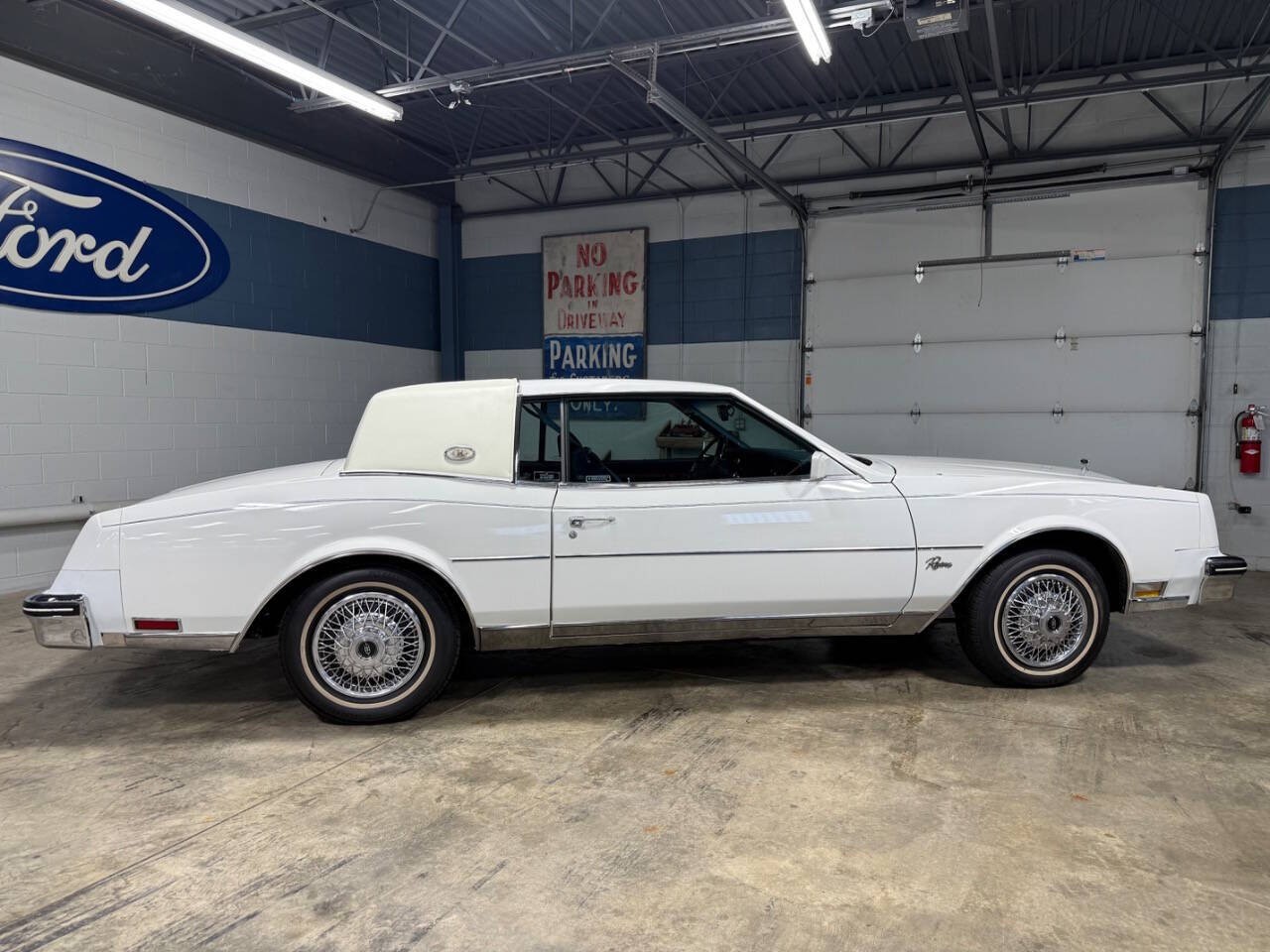 Buick-Riviera-1985-COUPE-9