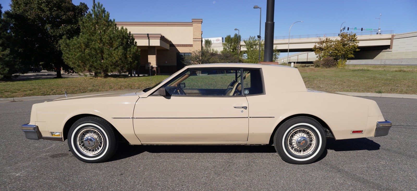 Buick-Riviera-XX-Anniversary-Edition-1983-Coupe-6
