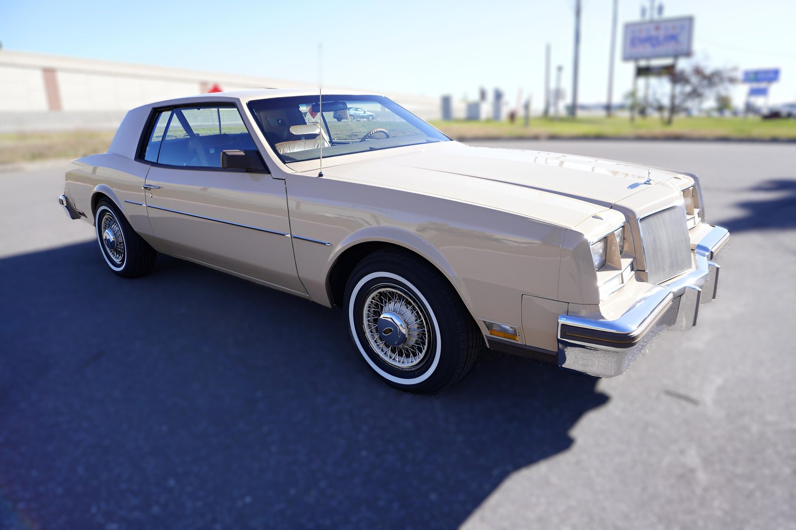 Buick-Riviera-XX-Anniversary-Edition-1983-Coupe