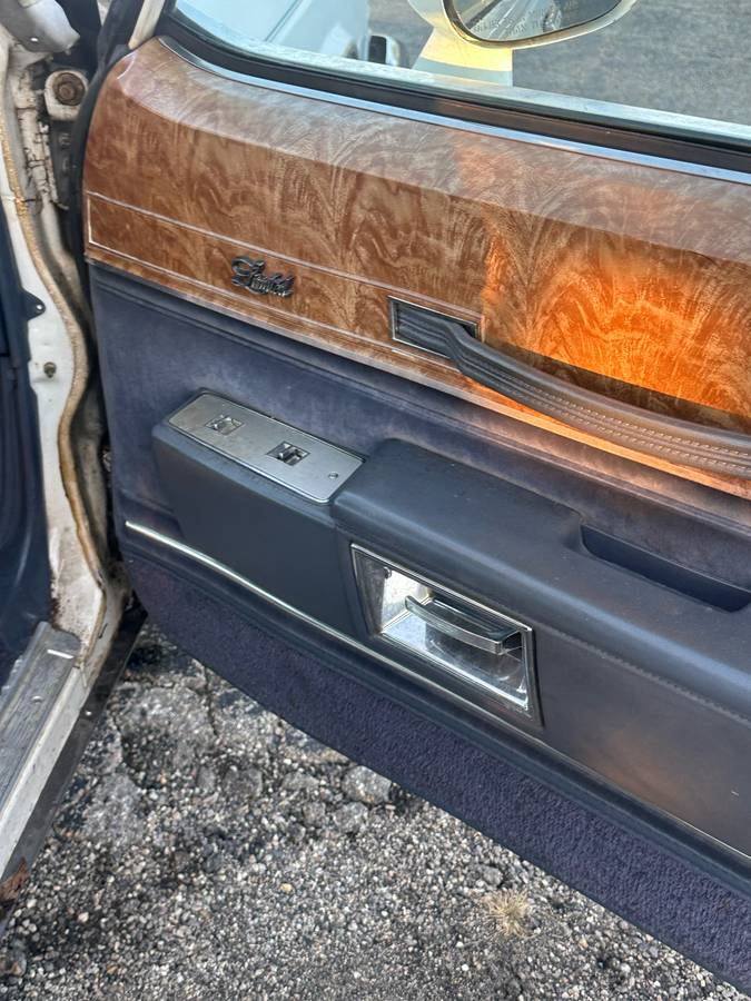 Buick-lesabre-1983-white-15