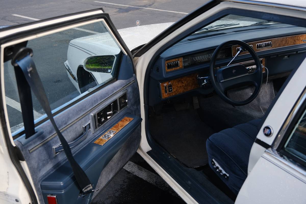 Buick-lesabre-custom-1990-white-12