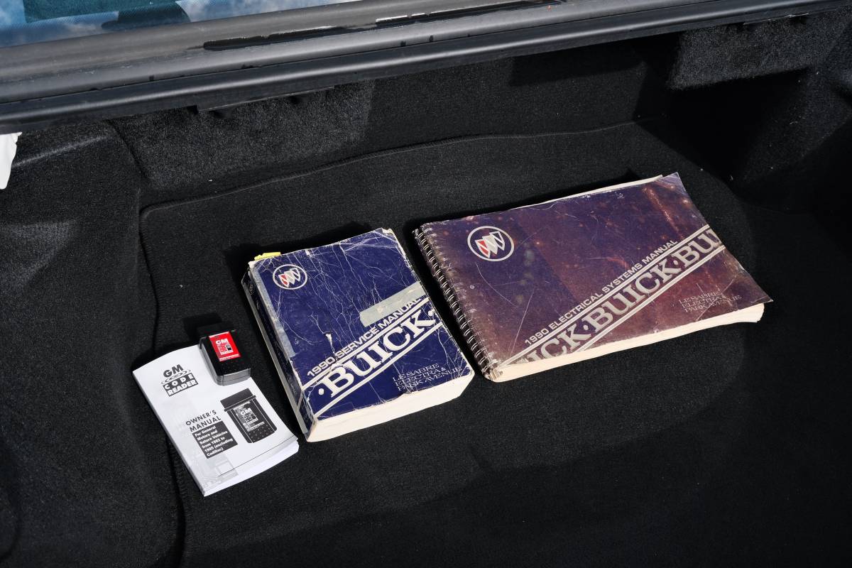 Buick-lesabre-custom-1990-white-13