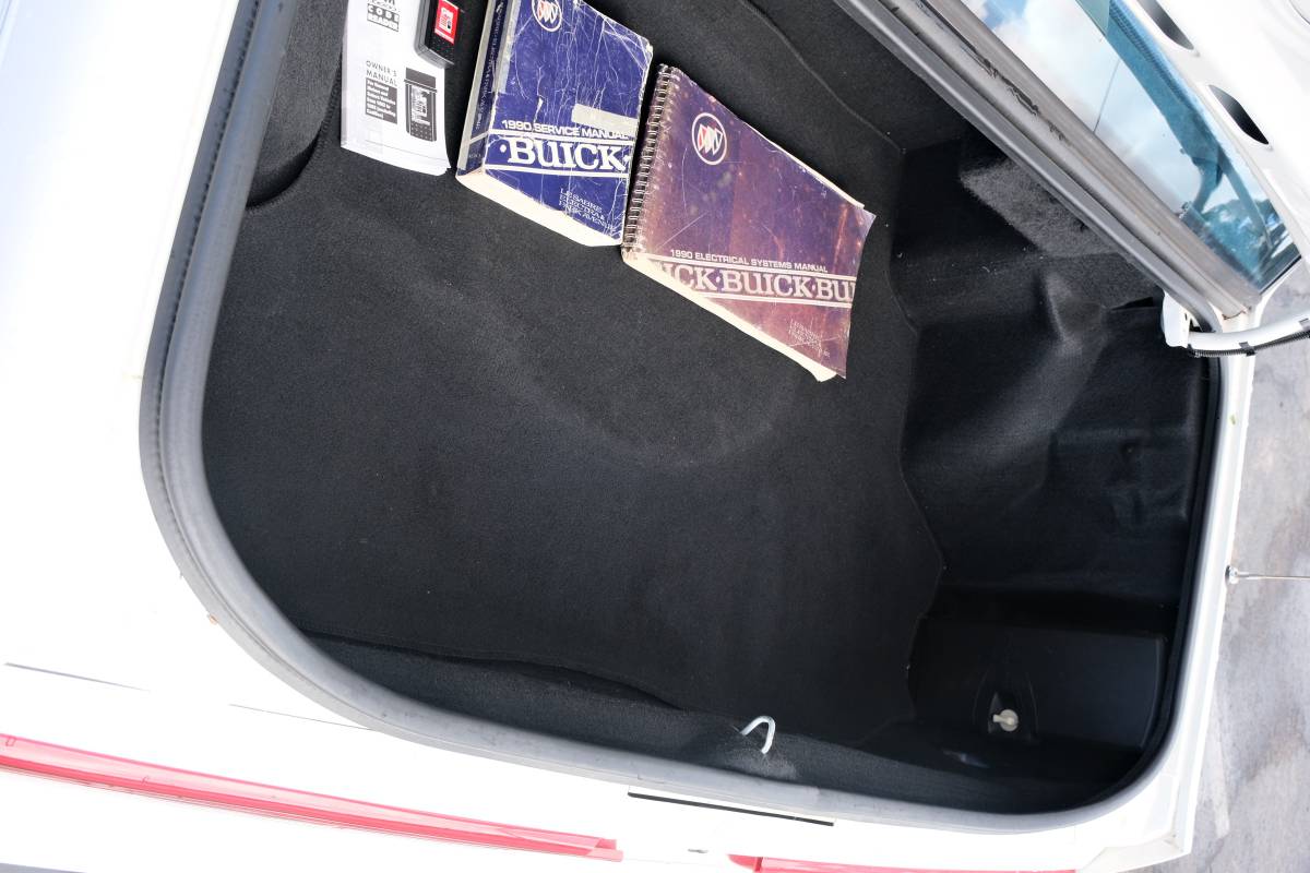 Buick-lesabre-custom-1990-white-14