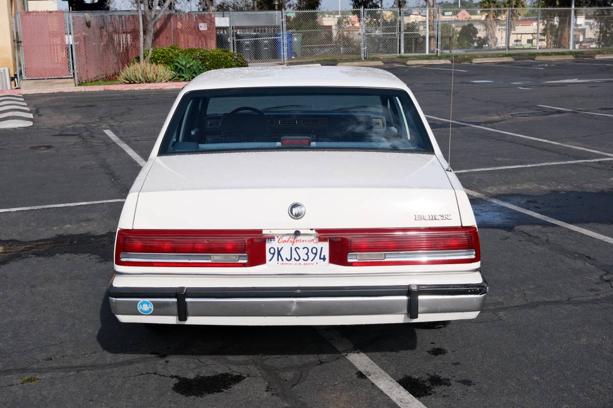 Buick-lesabre-custom-1990-white-3