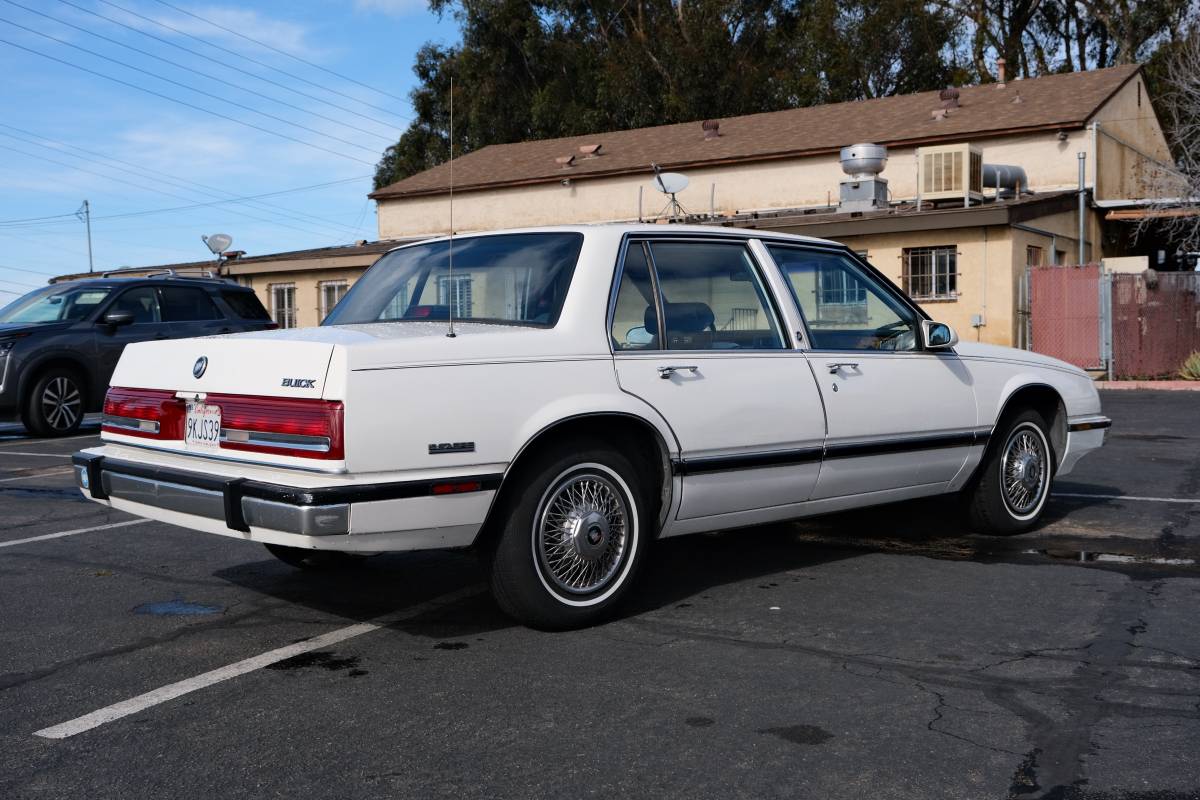Buick-lesabre-custom-1990-white-4