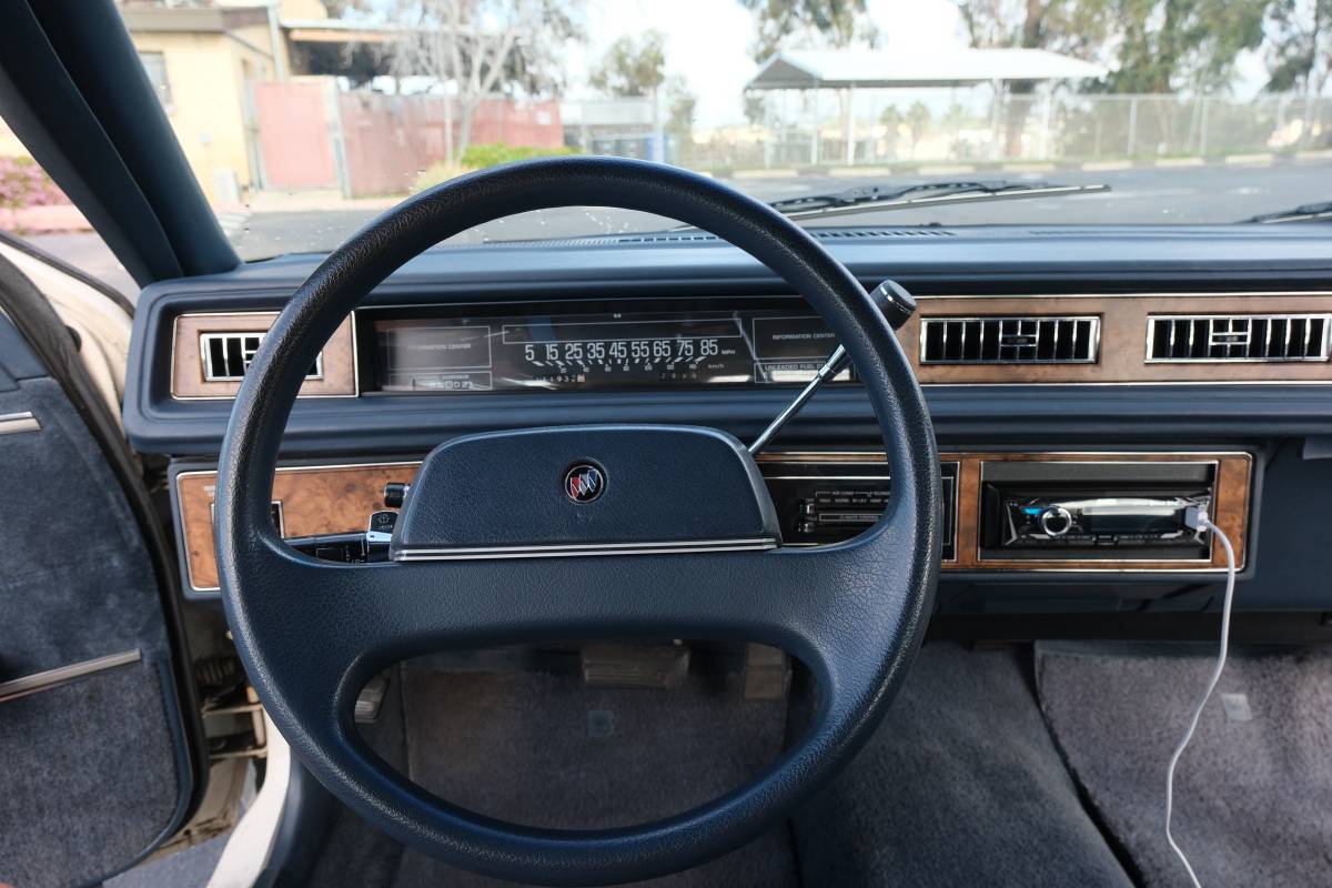 Buick-lesabre-custom-1990-white-5