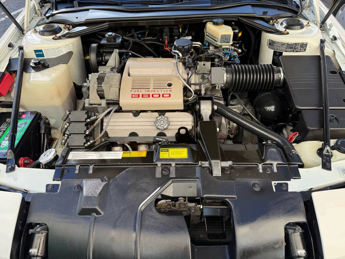 Buick-reatta-convertible-1990-white-11