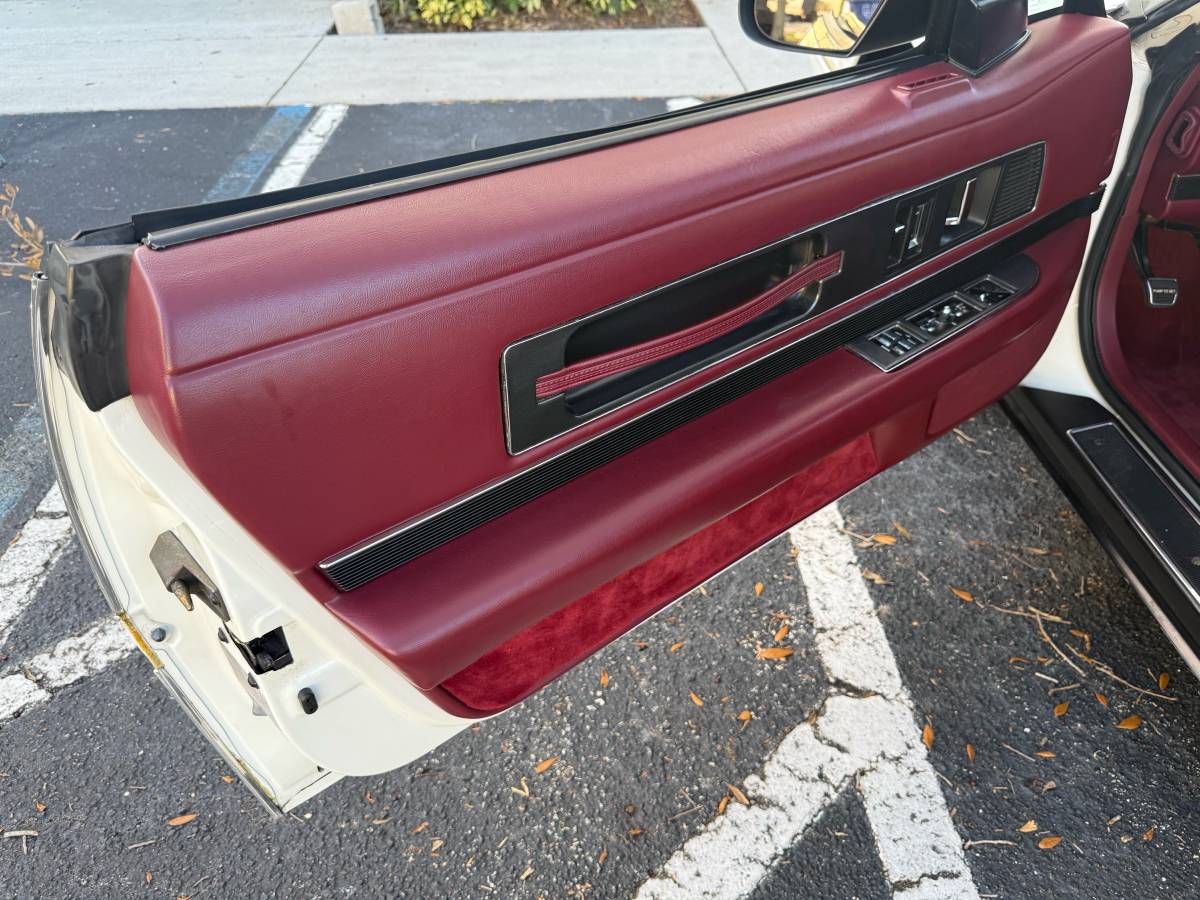 Buick-reatta-convertible-1990-white-15