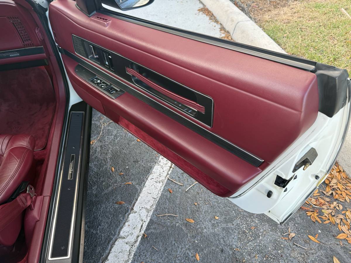 Buick-reatta-convertible-1990-white-21