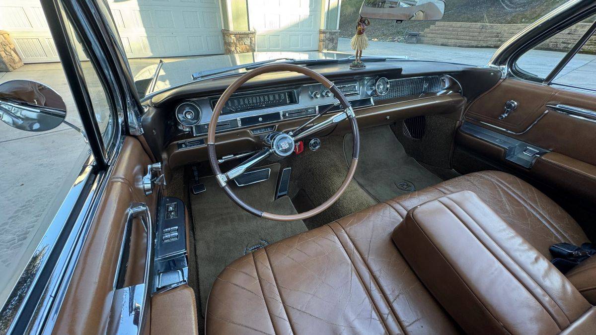 Caddillac-coupe-deville-convertible-1962-silver-1