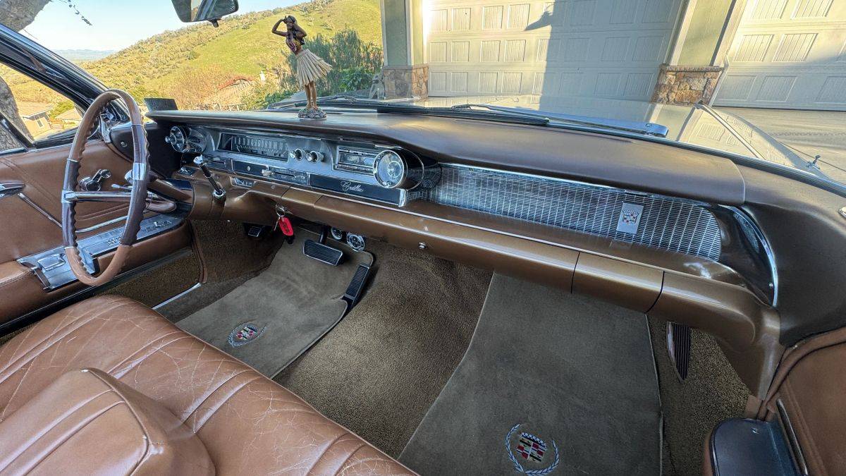 Caddillac-coupe-deville-convertible-1962-silver-10