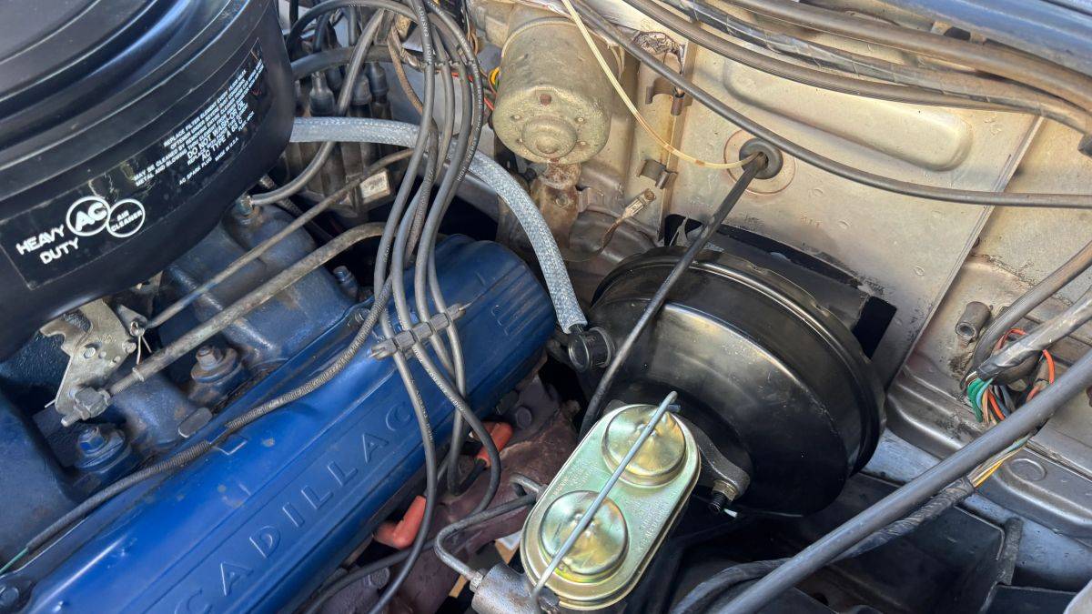 Caddillac-coupe-deville-convertible-1962-silver-2