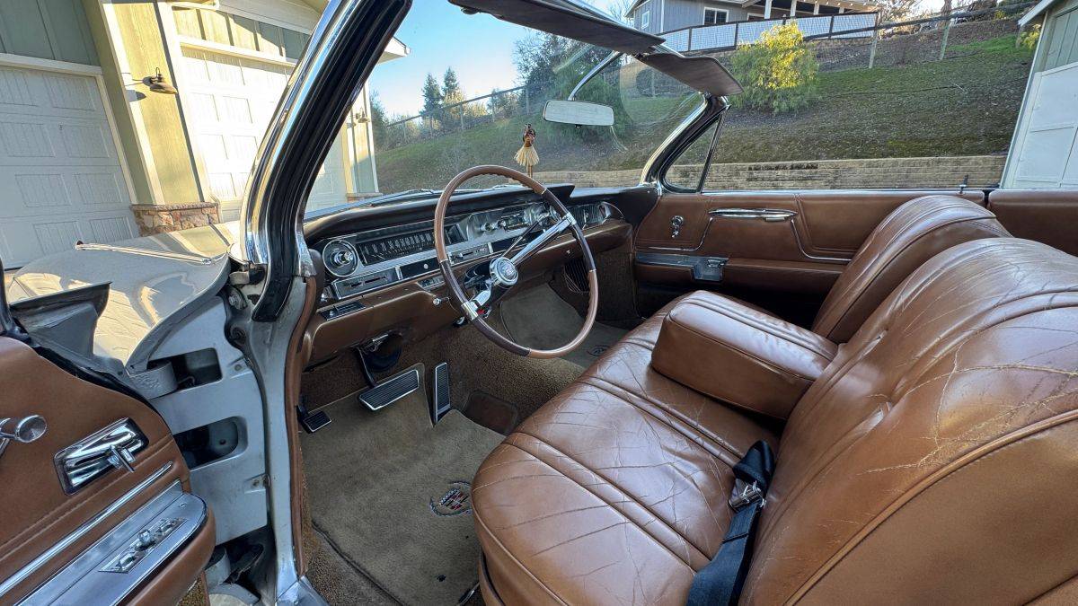 Caddillac-coupe-deville-convertible-1962-silver-22