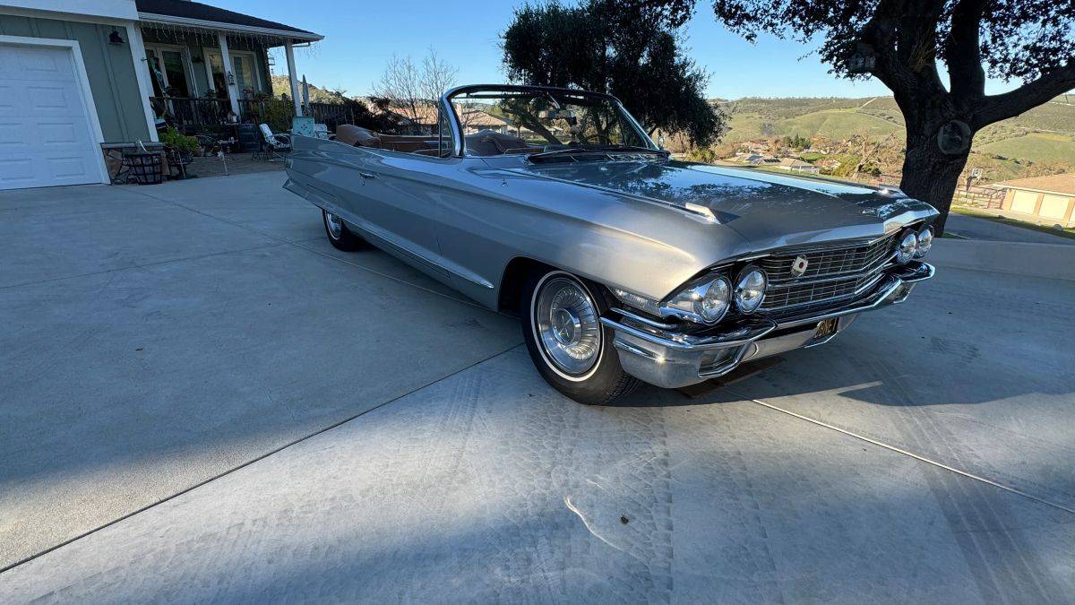 Caddillac-coupe-deville-convertible-1962-silver-4