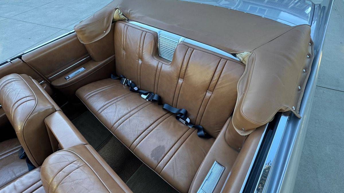 Caddillac-coupe-deville-convertible-1962-silver-8