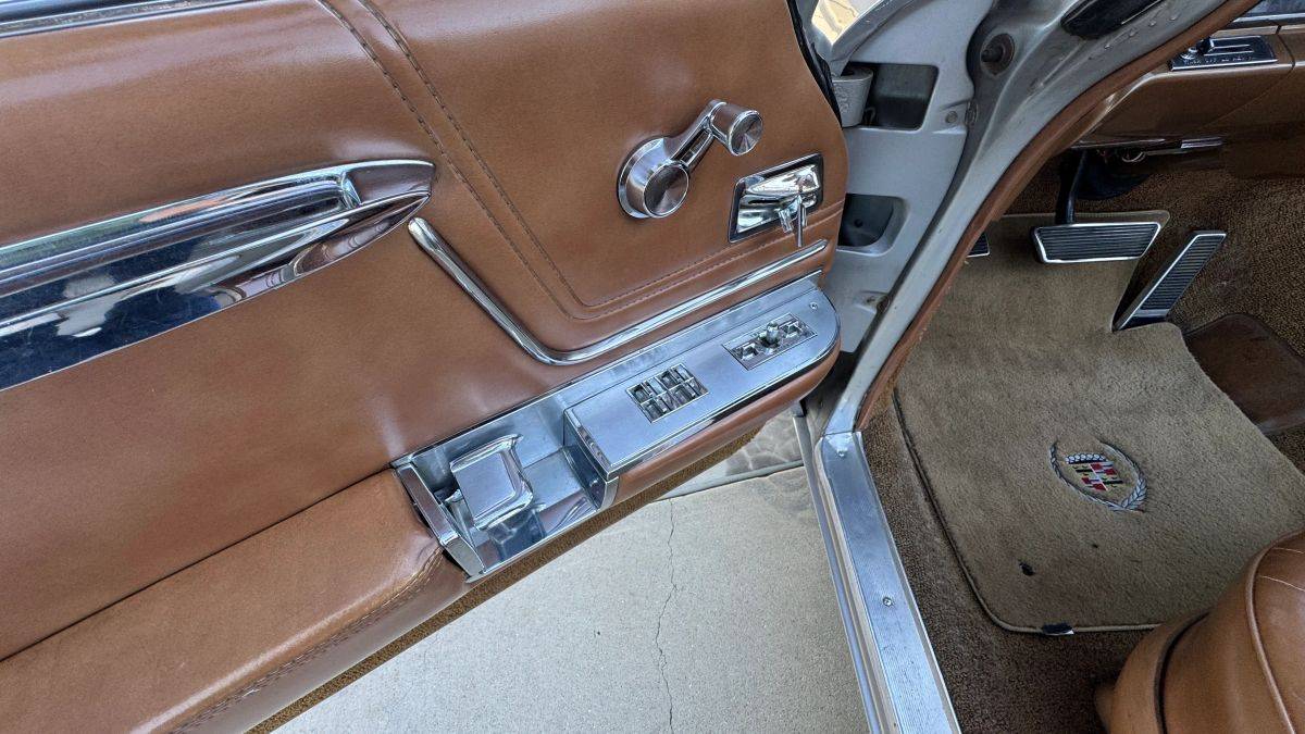 Caddillac-coupe-deville-convertible-1962-silver-9