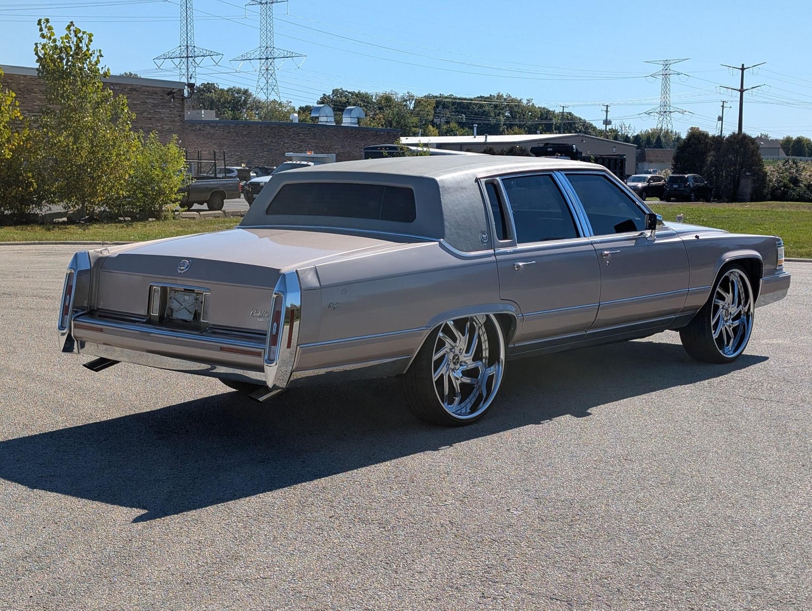 Cadillac-Brougham-1990-Sedan-2