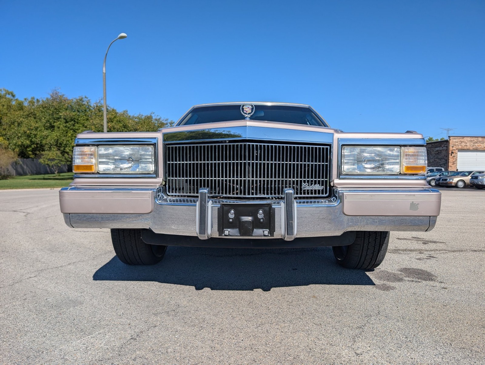 Cadillac-Brougham-1990-Sedan-22