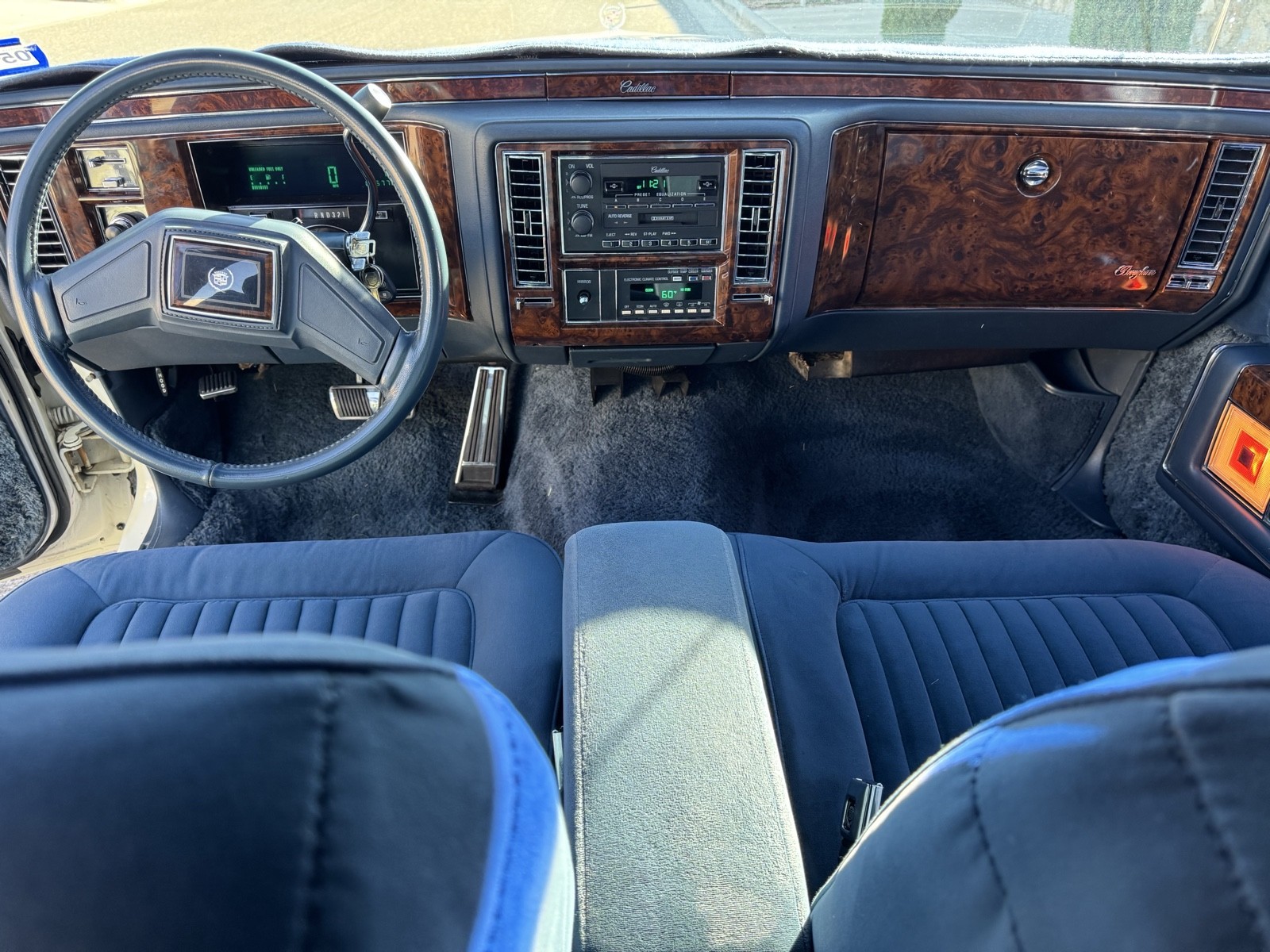 Cadillac-Brougham-1991-Sedan-19